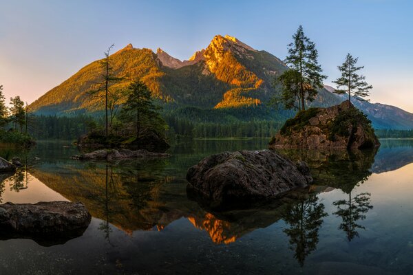 La montaña en el reflejo del lago es aún más hermosa
