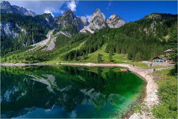 Hermoso paisaje forestal con un lago en el fondo de las montañas