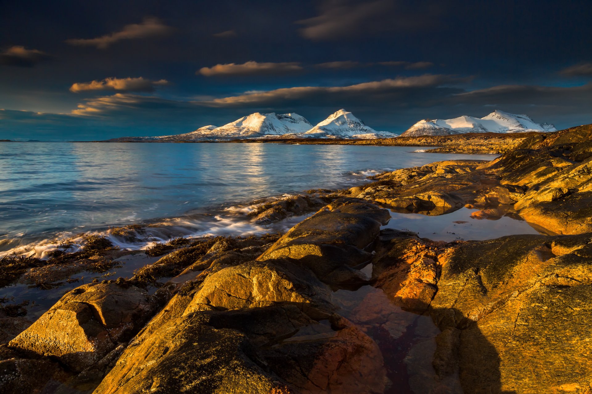 montagnes ciel nuages lac pierres