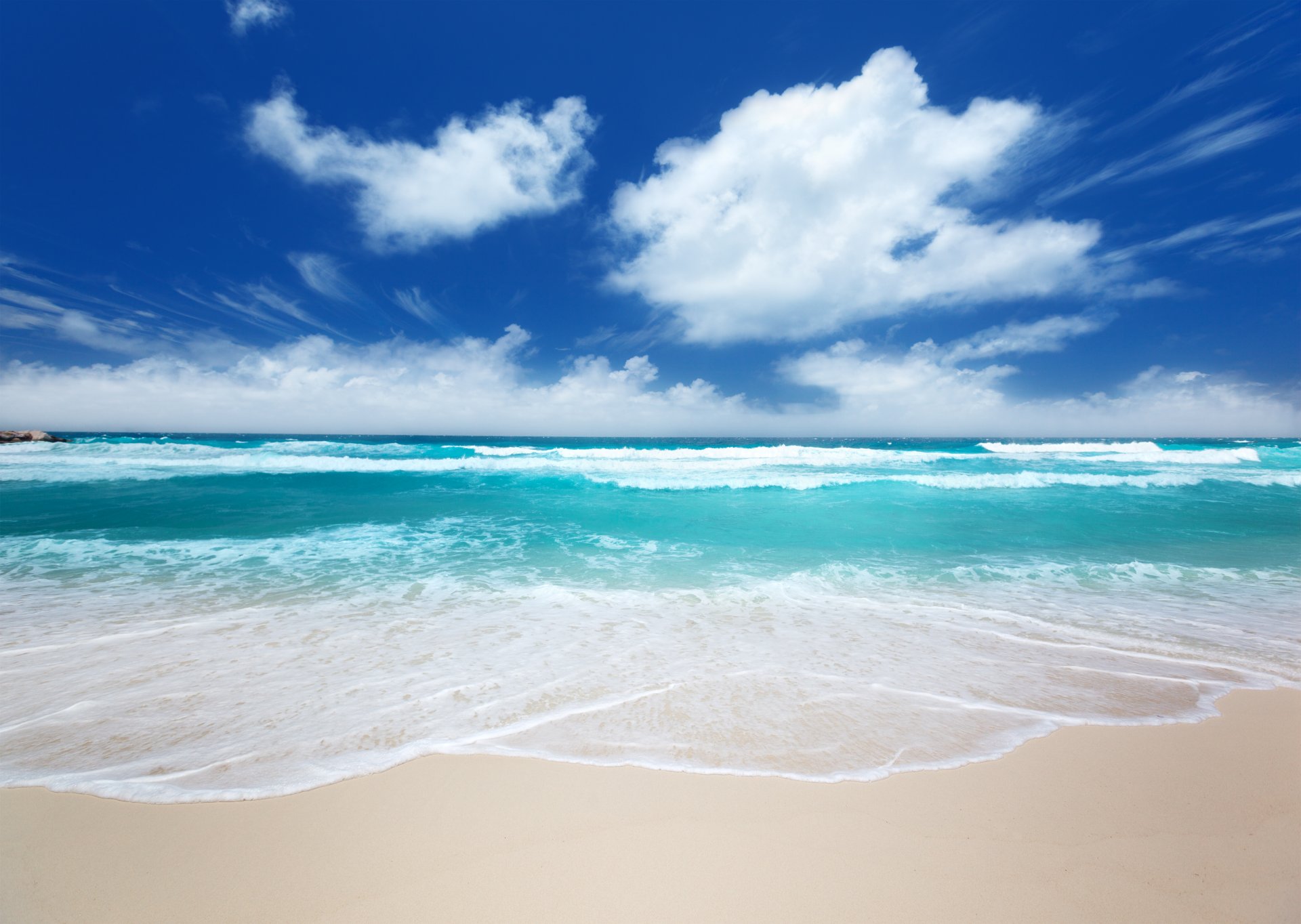 Бирюзовое море и белый песок