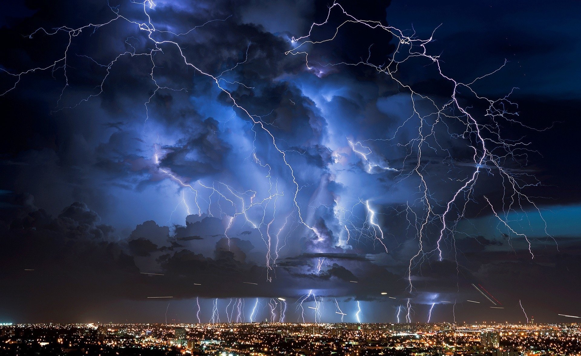 lightning strike strongly wallpaper