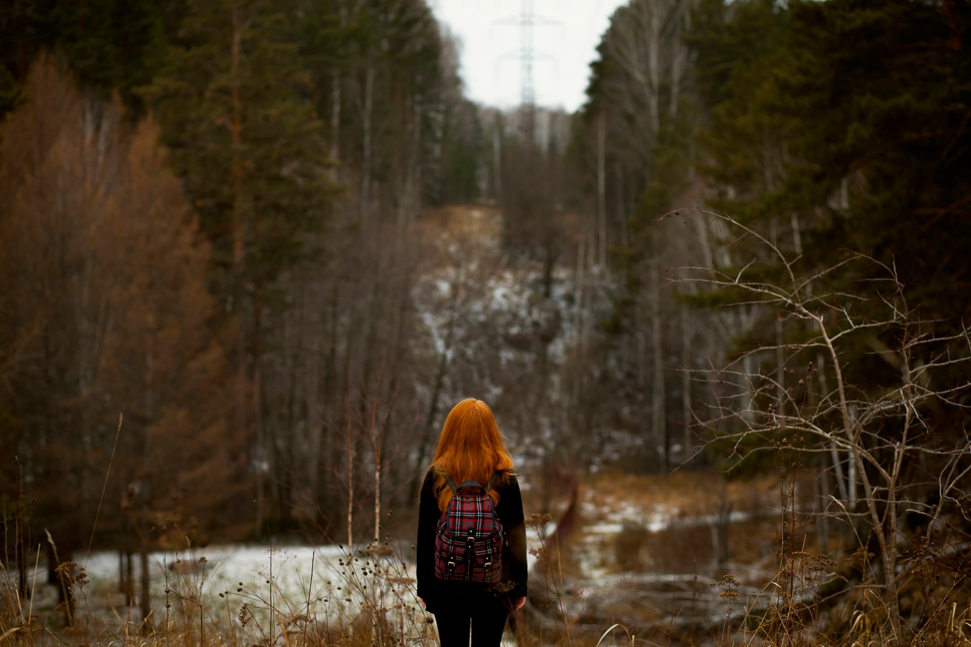 las jesień.śnieg bokeh rudowłosa dziewczyna