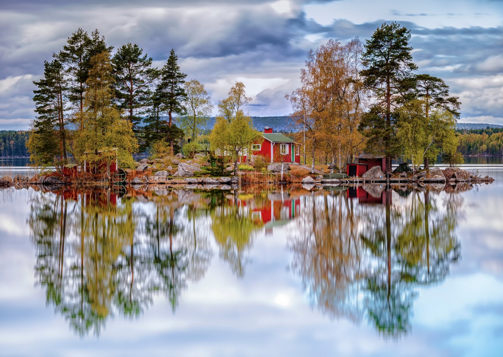 casa lago reflexión suecia