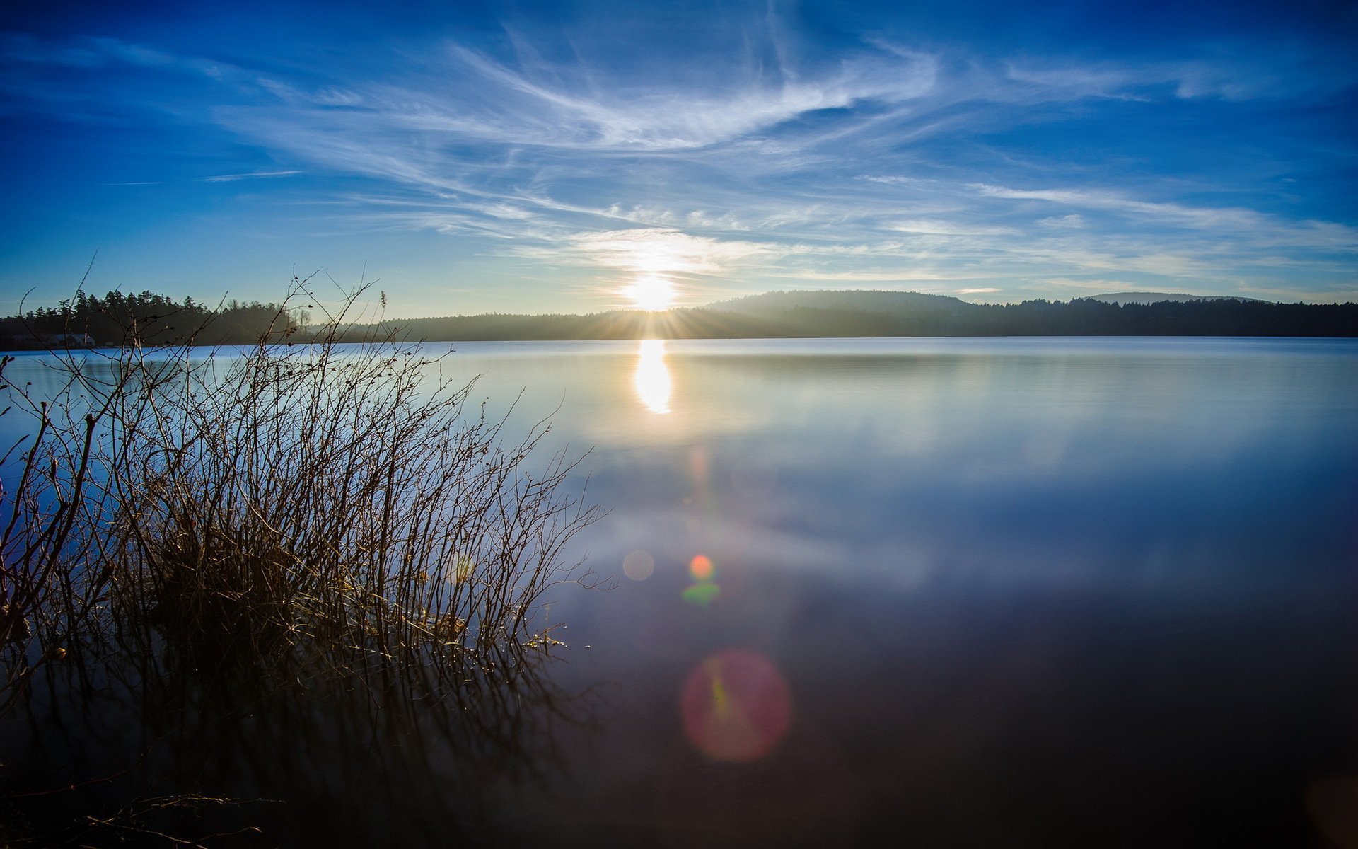 collines forêt lac soleil éblouissement