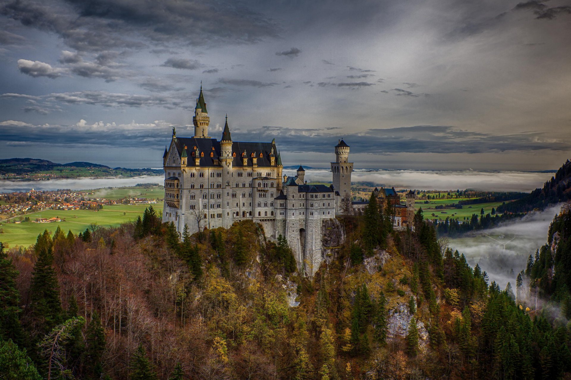 castillo de neuschwanstein baviera alemania roca bosque otoño