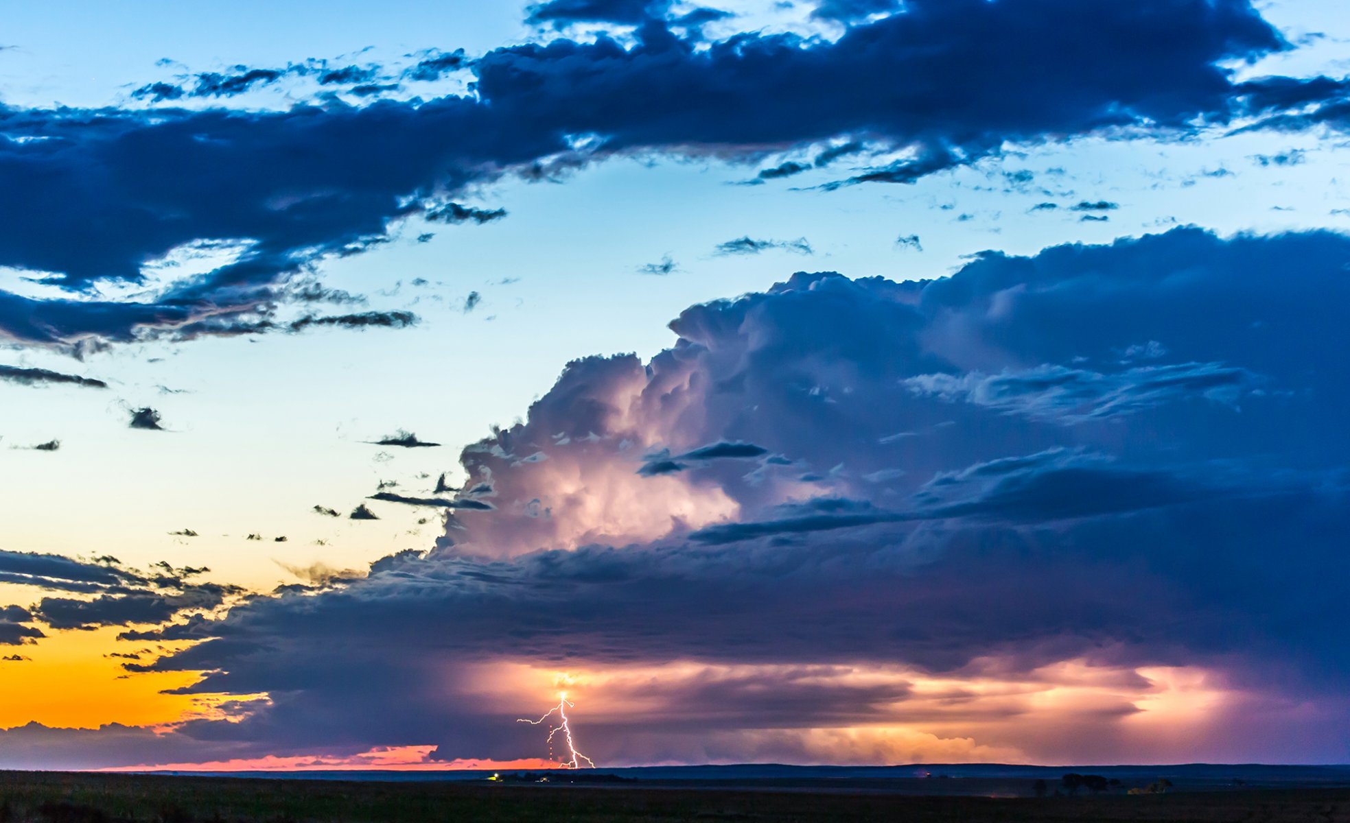 ciel nuages coucher de soleil lueur orage foudre horizon