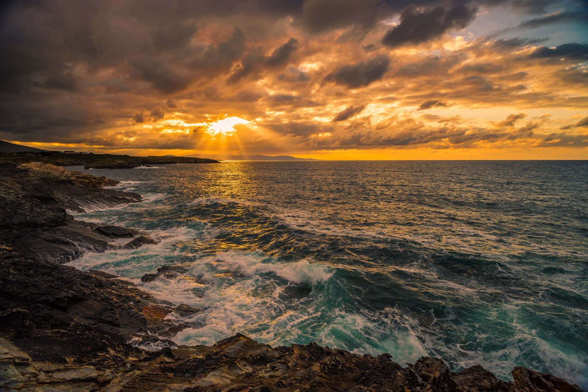 spagna mare onde rocce cielo nuvole luce raggi