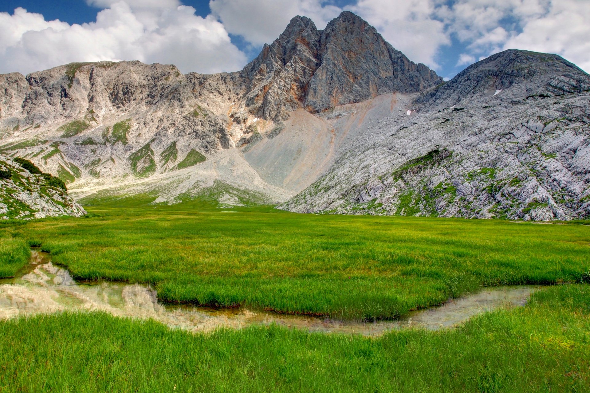 montagne de la terre montagnes herbe nature roseaux ruisseau ciel nuages photo