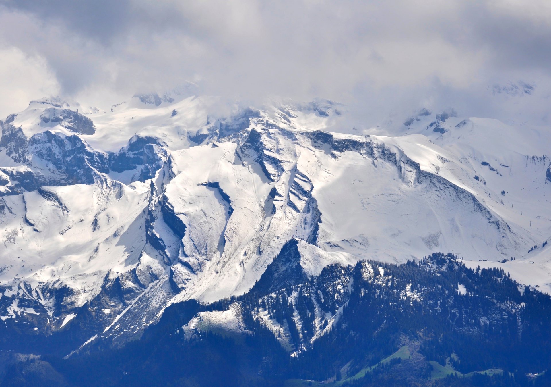 montagne cime pendii neve cielo nuvole