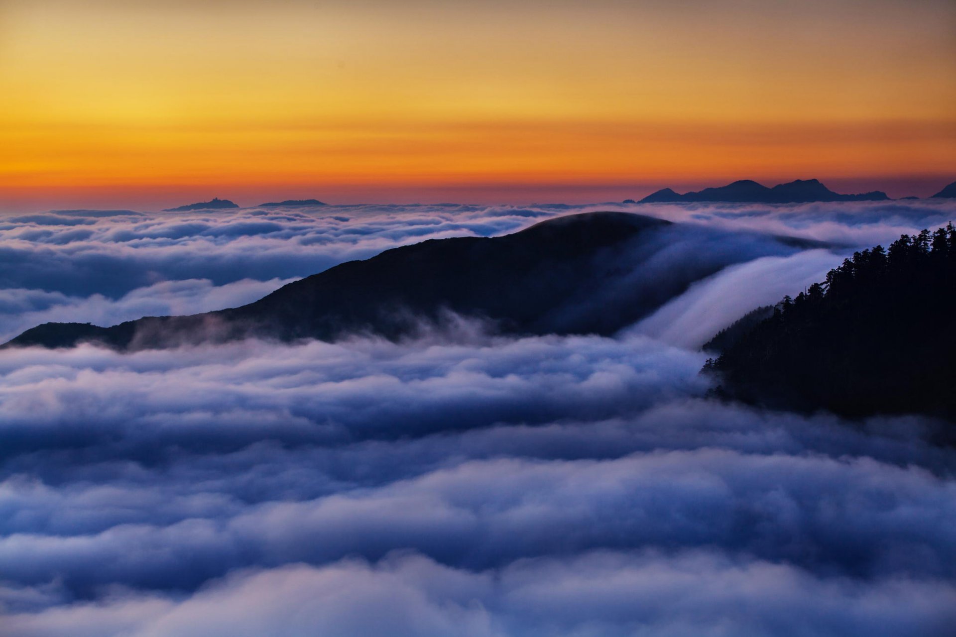 montagnes aube nuages paysage