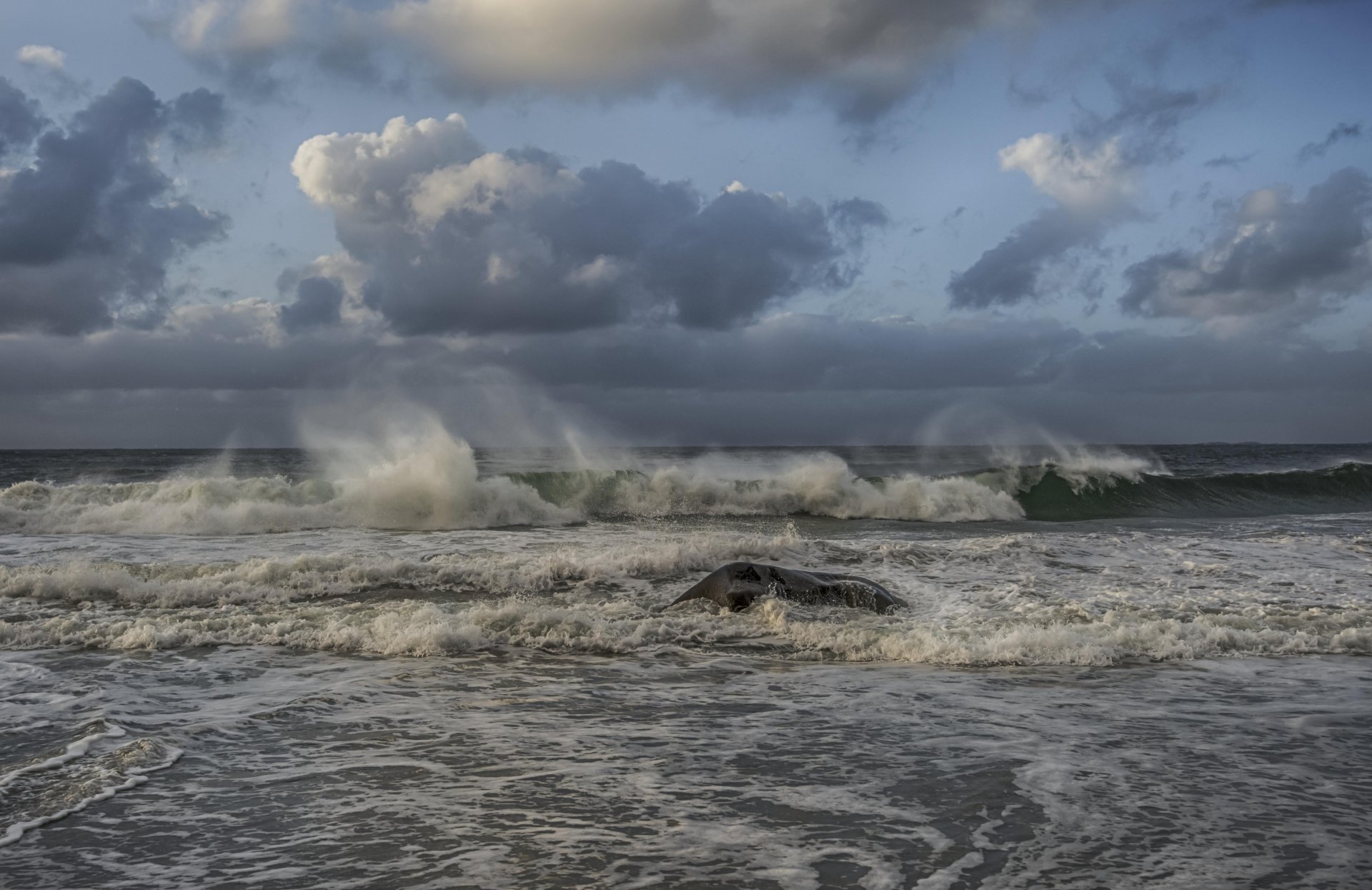 olas tormenta nubes