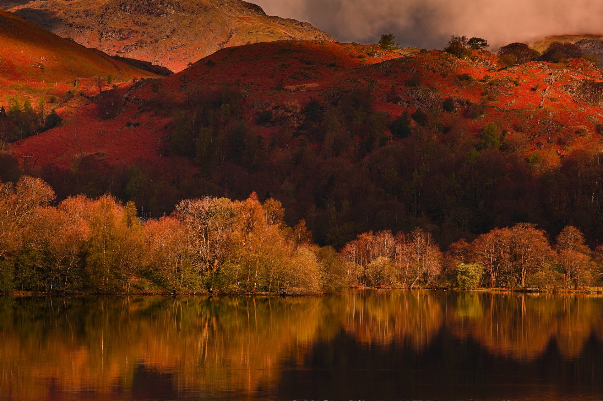 nubes montañas lago árboles reflexión otoño