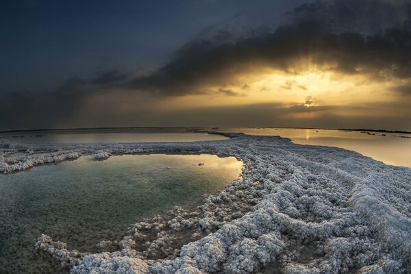 Puesta de sol sobre la superficie del mar