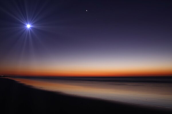 Świecący księżyc i Nocna plaża