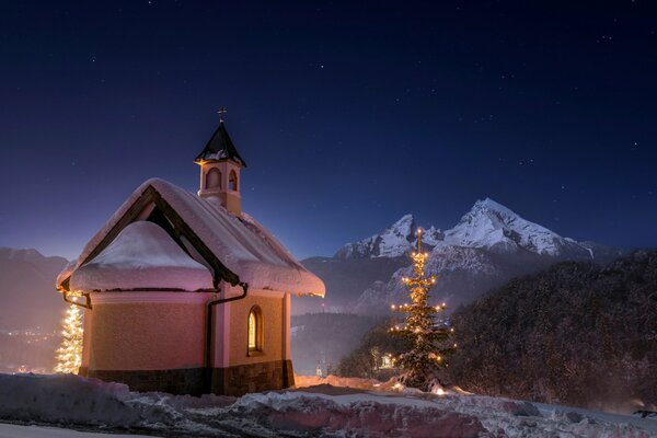 Templo nocturno de invierno en Baviera