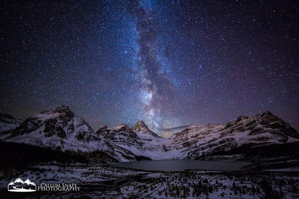 Пейзаж ночных гор со звездами