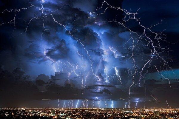 Bel Fulmine di notte sopra la città