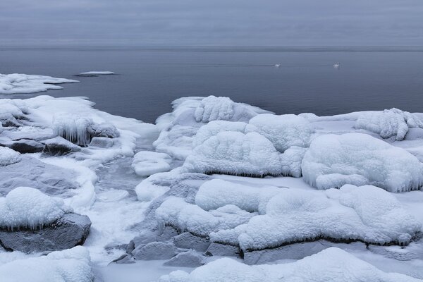 Küstenwintereis in Schweden