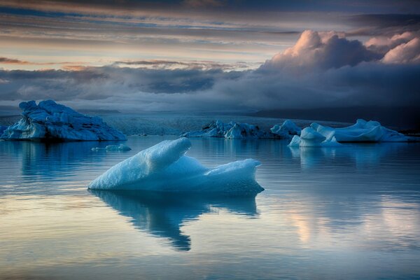 Ice blocks in the lake in the north