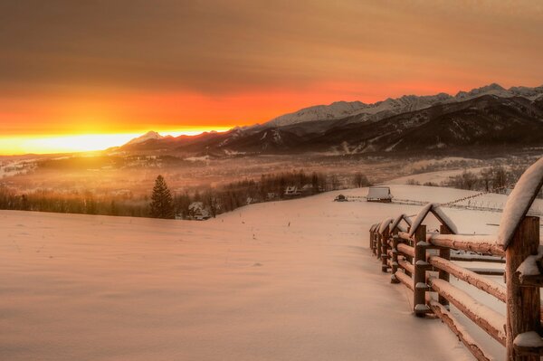 Invierno amanecer pueblo en las montañas