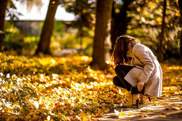 Autunno in città. Ragazza nella città d autunno