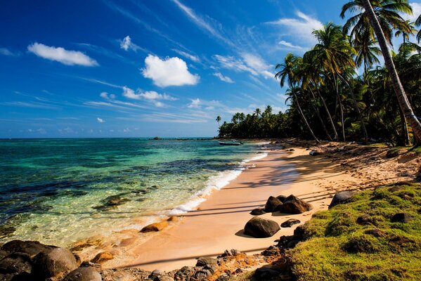 Sandstrand am blauen Meer