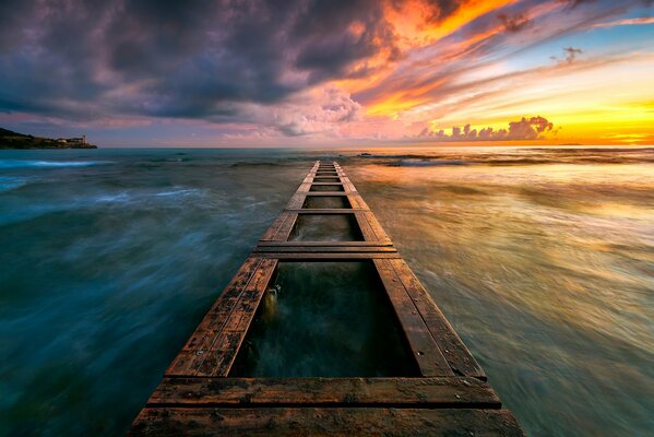 Sonnenuntergang am Meer mit Pier