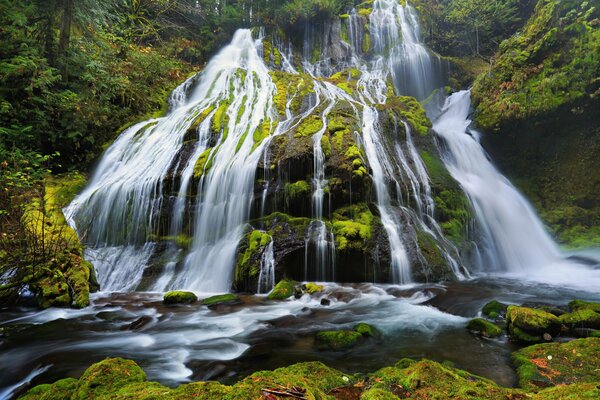 Cascada colombiana en las Gargantas del río