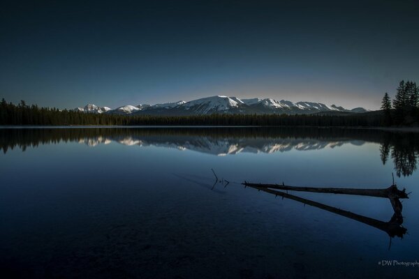 Reflejo de las montañas en el lago