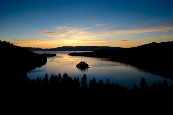 Рассвет на озере Тахо в США. Лес в Калифорнии