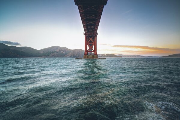 Vue sous le Golden Gate Bridge à San Francisco