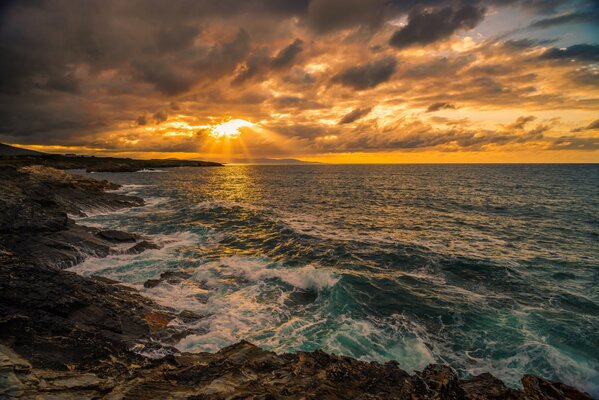 Las olas cautivas golpean las rocas