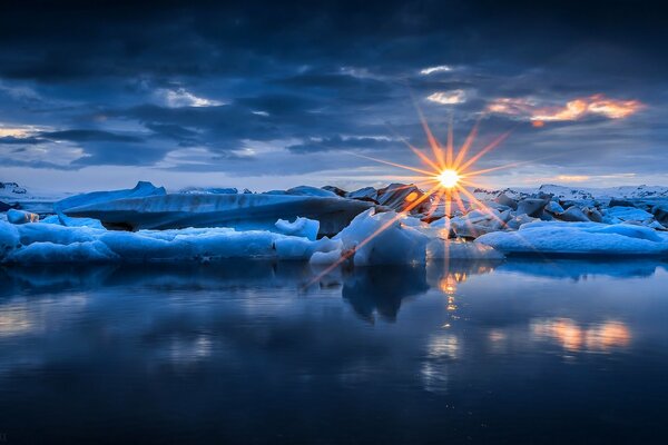 Glaciares en el lago en el fondo de la puesta de sol