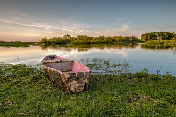 Пейзаж у озера с лодкой