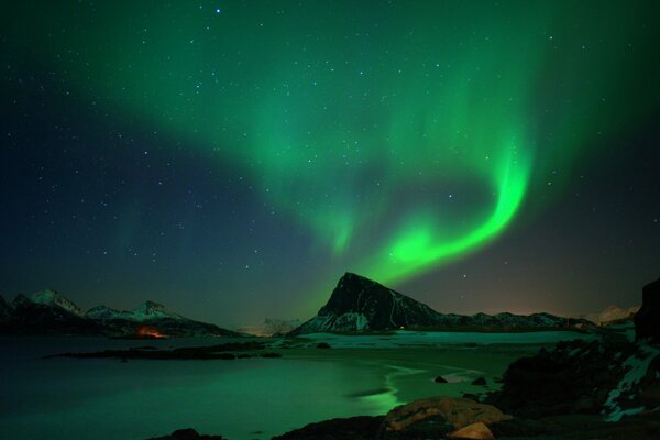 Nordlichter in der Nacht in den Bergen nahe dem See