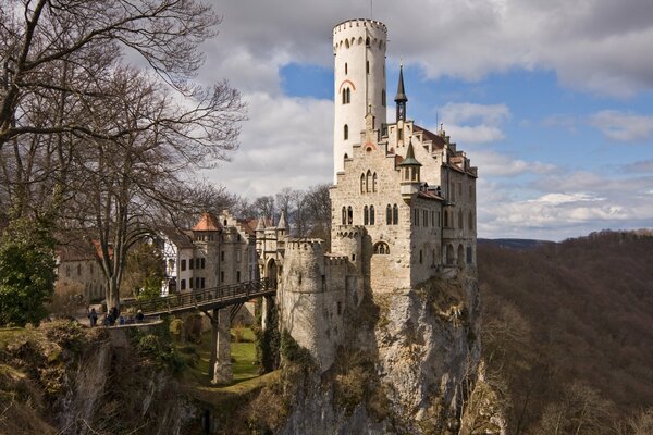 Castillo alemán de Liechtenstein en la ladera de la montaña