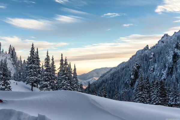 Paisaje de montaña de invierno y colinas nevadas