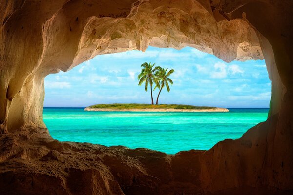 Vue de la grotte sur l îlot avec un palmier