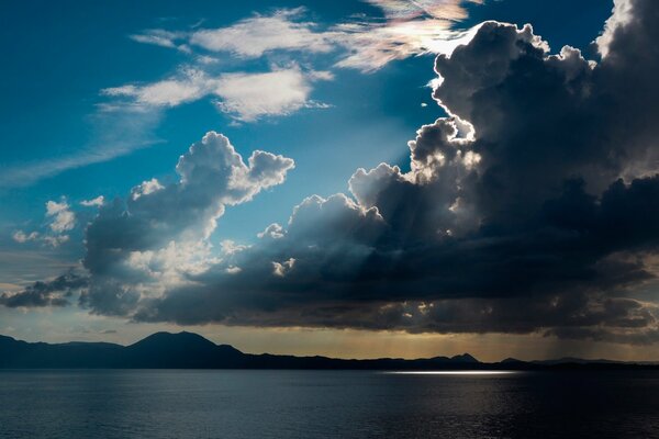 Los rayos del sol a través de las nubes