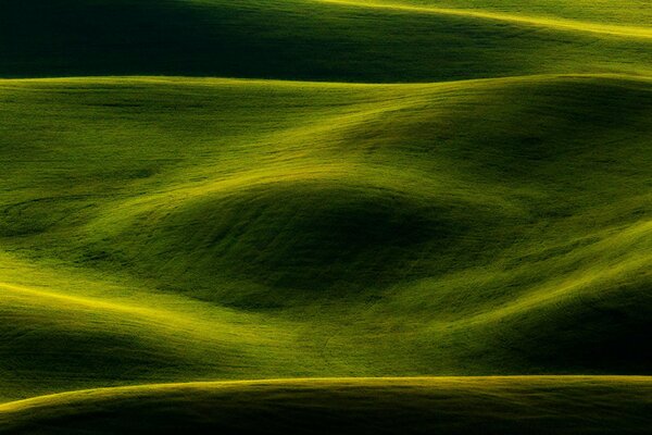 Colinas súper verdes al amanecer