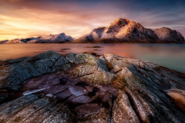 Rocas lago de montaña amanecer luz suave