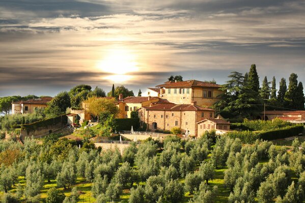 Paesaggio di un bel tramonto tra le nuvole in Toscana