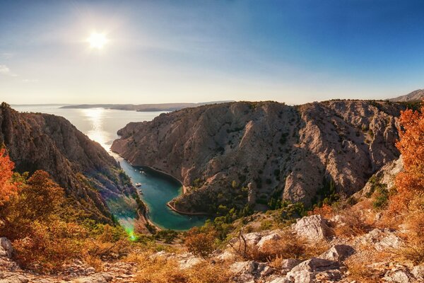 Baie en Croatie. Roches et falaise. Horizon