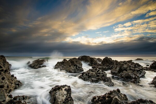 Ciel nuageux et la mer dans les rochers