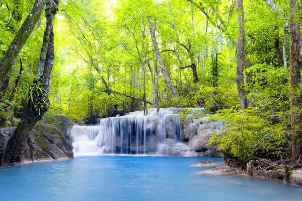 Blauer See gelbe Blätter an Bäumen und Wasserfall