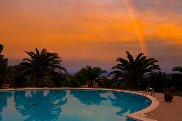 Serata arcobaleno vicino alla piscina