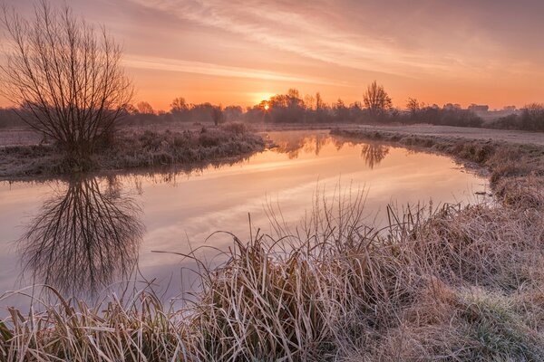 Amanecer frío en el río del pueblo