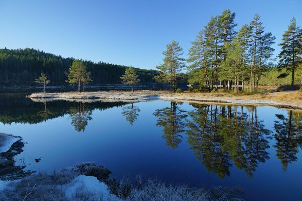 Paesaggio lago cristallino