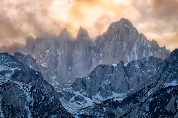 Licht von den Gipfeln der schneebedeckten Berge