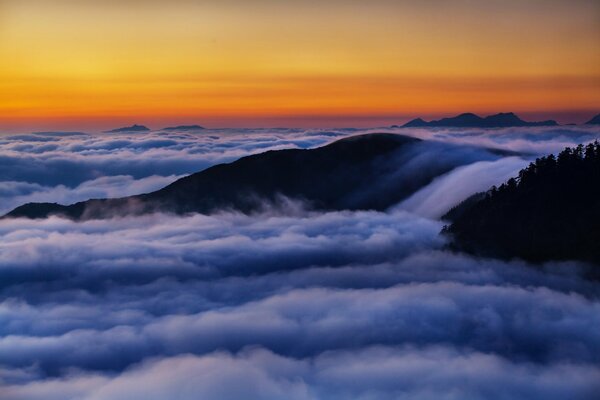 Alba in montagna sopra le nuvole